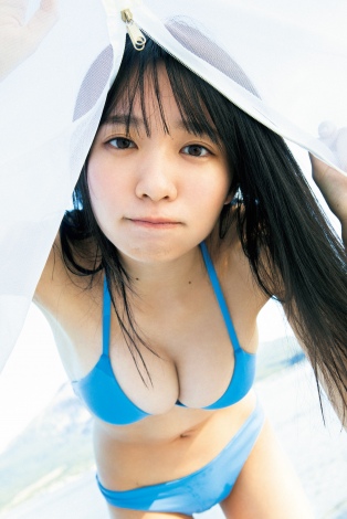 たぬき顔に迫力ボディの椿野ゆうこ、1st写真集『椿の色』発売