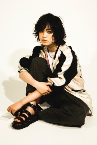 レアな平手友梨奈さんのアイドル時代のクッションです！！ 欅坂46平手友梨奈「GINZA」初登場でピンクの服をキュートに