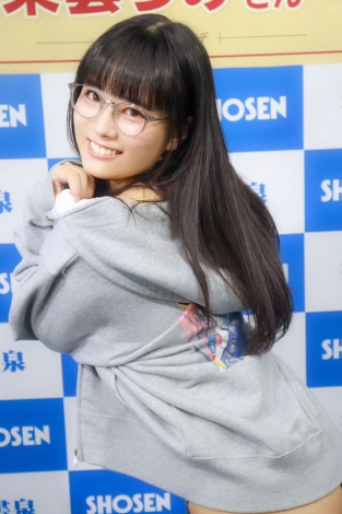 二刀流迫力ボディの東雲うみ、東名トレカイベントでメガネっ娘姿 二刀流迫力ボディの東雲うみ、東名トレカイベントでメガネっ娘姿