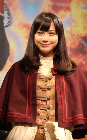 ★サイン入り写真集　奥仲麻琴さん　仮面ライダーウィザード/ぱすぽ☆PASSPO☆ ASCII.jp：新ライダーヒロイン、ぱすぽ☆の奥仲麻琴が初トレカを