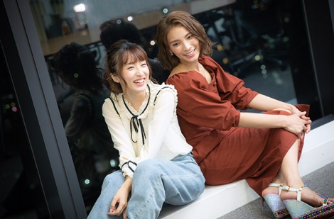 女優として活躍中の同い年で同期・秋元才加＆梅田彩佳