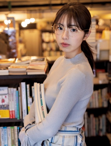 令和のグラビアクイーン”菊地姫奈、古本屋の店員になり切り圧巻のボディを披露 | ニュース | Deview-デビュー