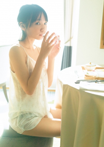 たぬき顔に迫力ボディの椿野ゆうこ、1st写真集『椿の色』発売