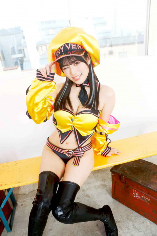モデラーでコスプレイヤーの美ボディモデル・東雲うみ、戦車模型専門誌