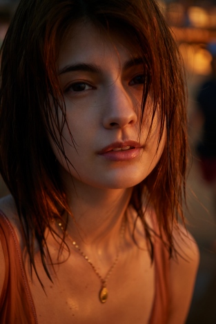 【直筆サイン入り】マギー10周年記念写真集『new Moon』 new Moon│宝島社の通販 宝島チャンネル