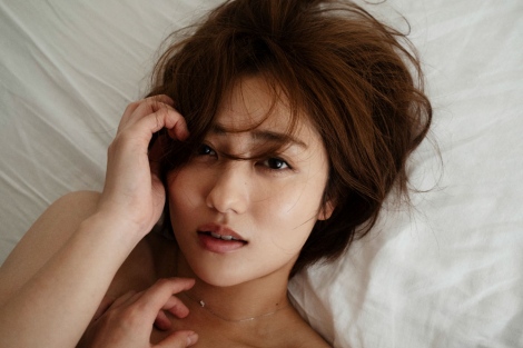 雑貨　奥山かずさ サテンフォト#24 Lサイズ 「奥山かずさ+笠井爾示写真展『Here』」 奥山かずさが初めて無垢な姿を披露 写真家・笠井爾示との写真展